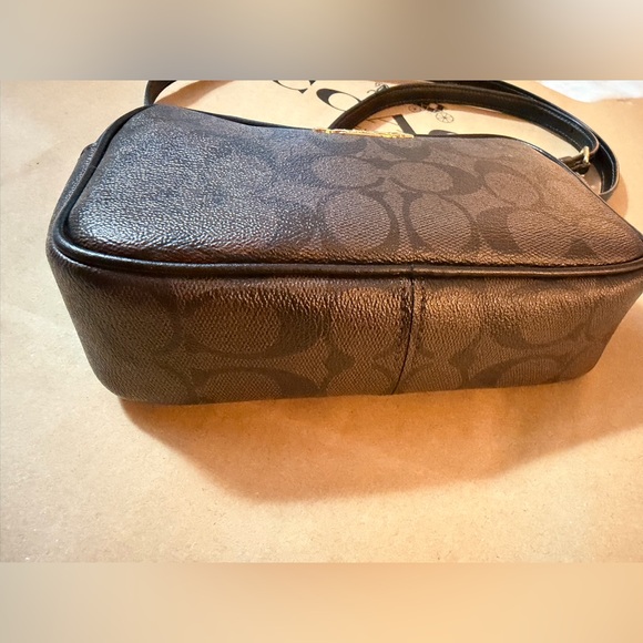 Coach Mini Jamie Camera Bag
In Signature Canvas Brown/Gold/Black. - Picture 5 of 12